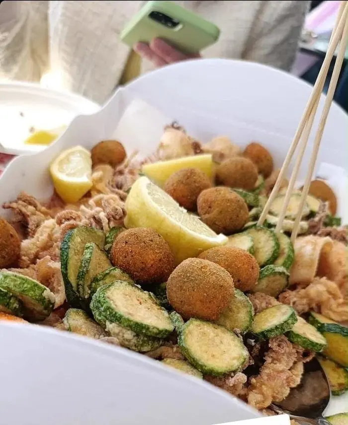 Frittura di pesce con calamari, zucchine e olive fritte a San Benedetto del Tronto