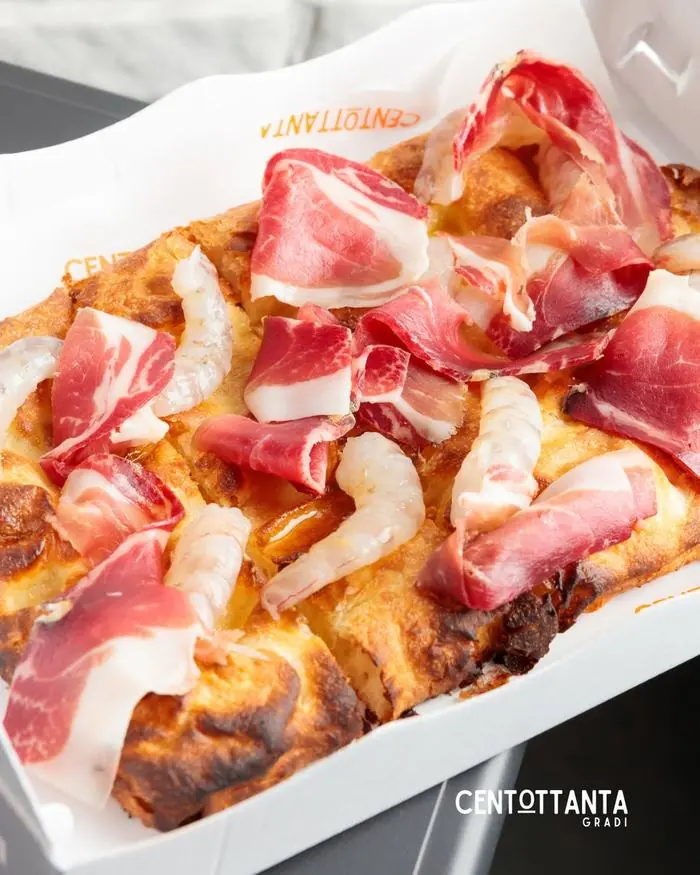 Pinsa con prosciutto crudo e gamberi