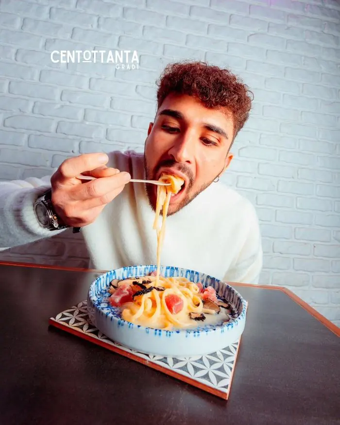 Primo piatto di pasta fresca con tonno e tartufo